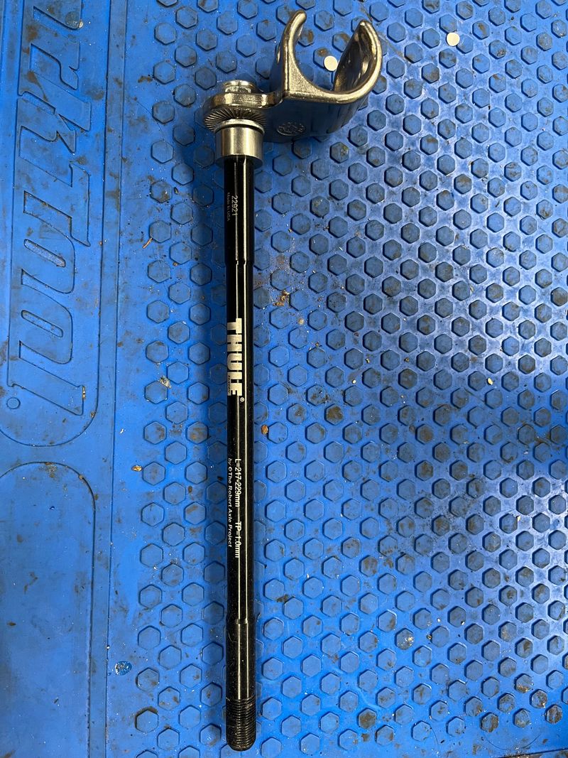 Używany Thule AXE THRU FAT BIKE remorque cog 2024 Cycling Clothing