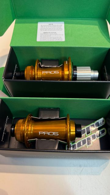 Brugt Hope Pro 5 BOOST Hub Set Center Lock - Bronse 2025 Wheels