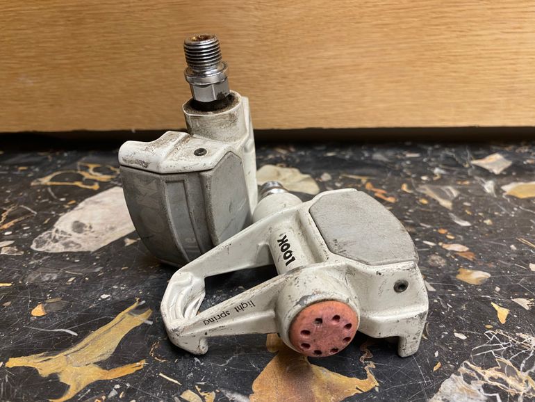 Used Look Elle Clipless Road Bicycle Pedals White and grey W/O Cleats bike — image 2 of 10