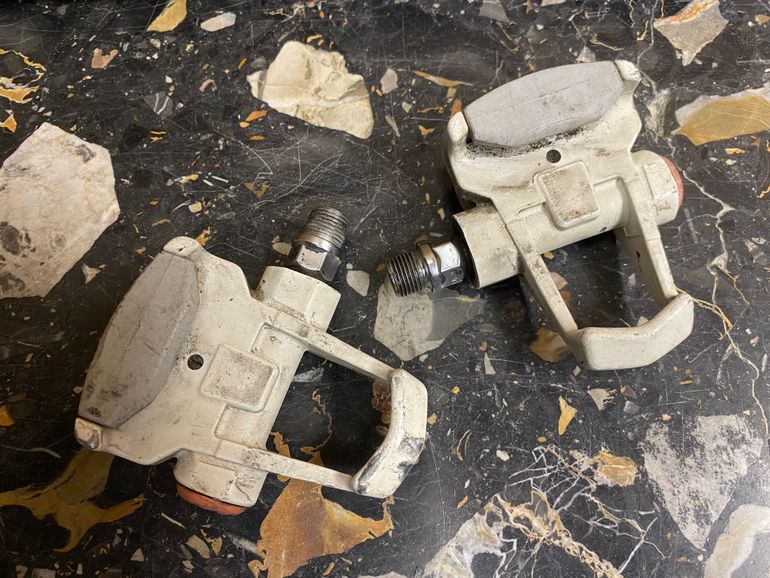 Used Look Elle Clipless Road Bicycle Pedals White and grey W/O Cleats bike — image 9 of 10