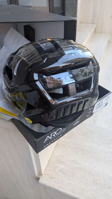 Used Oakley Aro3 2025 bike — image 2 of 6