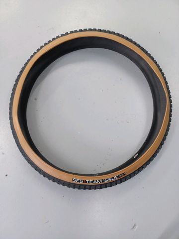 Käytetty Bontrager SE5 team issue Tyres & Tubes