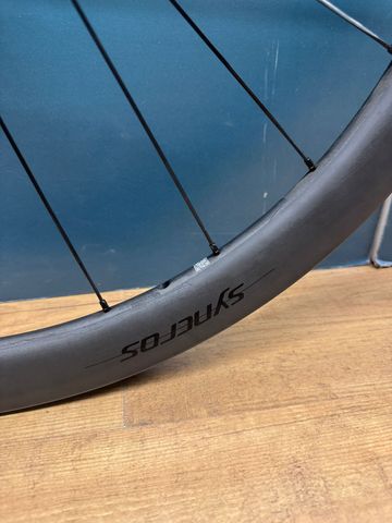 Used Syncros Capital 1.0S 40mm 2025 bike — image 4 of 10