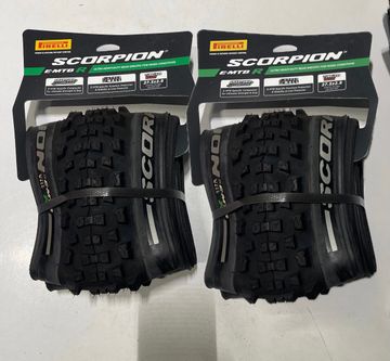 Brugt Pirelli Coppia Copertone Pirelli Scorpion E-Mtb R Hyperwall 27, 5x2.80 Tyres & Tubes