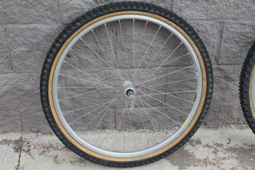 Used Mavic 221 UB Wheelset with Shimano Deore XT CS-M737 11/28t 8-speed Cassette and Onza Tires bike — image 23 of 24