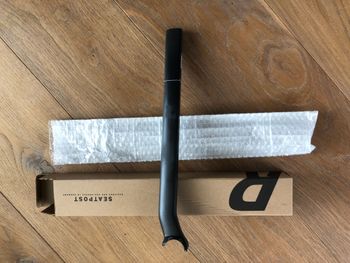 Used Rose ROSE D-Shape Carbon Sattelstütze I 8 mm Setback I 400 mm Länge 2024 bike — image 2 of 5