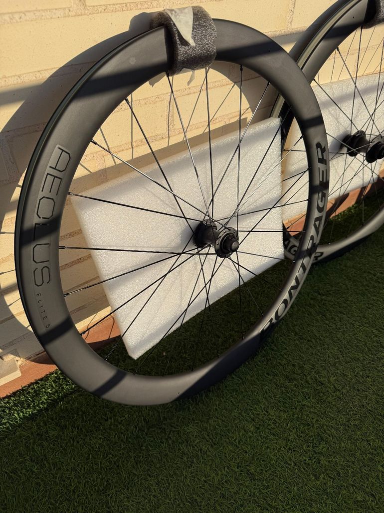 Used Bontrager Aeolus Elite 50 TLR Disc Road Wheel 2026 bike — image 10 of 13