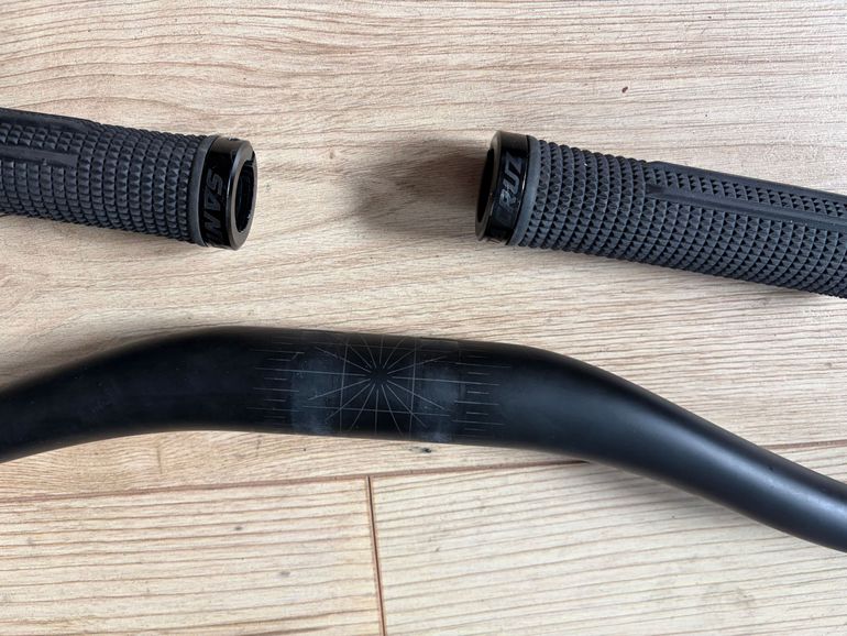 Used Santa Cruz AM 35 Carbon Handlebar 35mm x 800mm bike — image 4 of 4