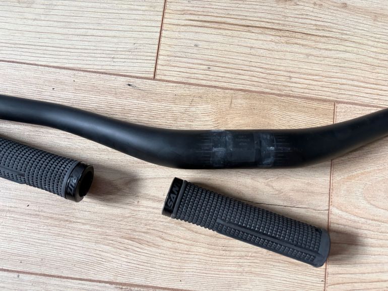 Used Santa Cruz AM 35 Carbon Handlebar 35mm x 800mm bike — image 2 of 4