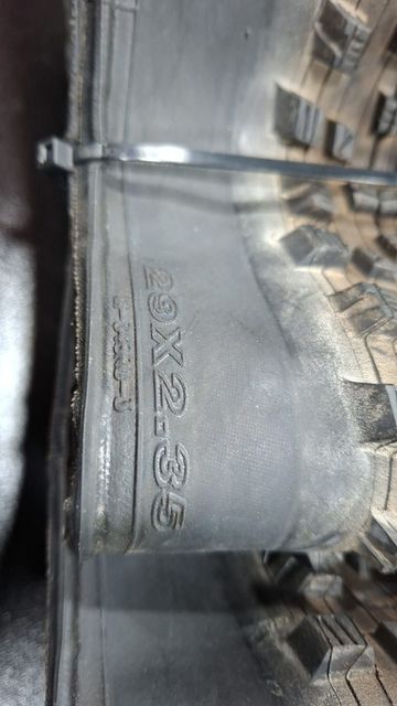 Used Maxxis Foreskaster 29x2.35 Kevlar Preto 2026 bike — image 3 of 6