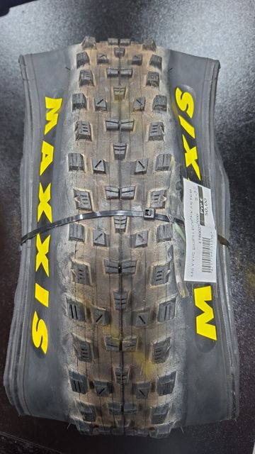 Used Maxxis Foreskaster 29x2.35 Kevlar Preto 2026 bike — image 1 of 6