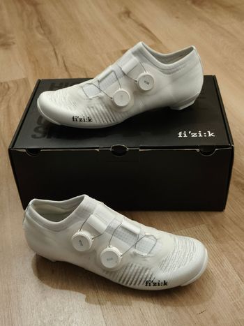 2025, Sapatos de estrada Fizik Vega Carbon modelo Team Movistar "NOVOS"