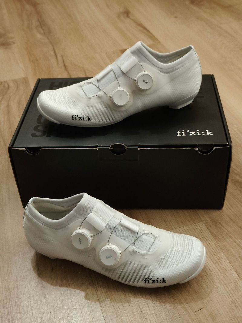 Tweedehands 2025 Sapatos de estrada Fizik Vega Carbon modelo Team Movistar "NOVOS" Cycling Shoes
