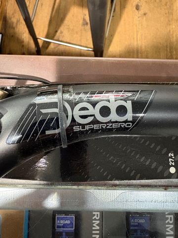 Brugt Deda Elementi Carbon 31.6 Seatpost Saddles & Seatposts