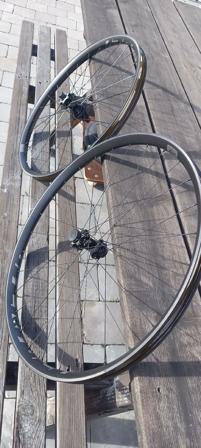Used 2025 AM eCarbone bike — image 11 of 14