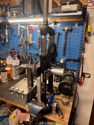 Used 2024 Supporto per revisioni forcelle bike — image 3 of 4