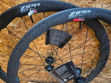 Used Zipp 353 NSW Tubeless Disc Brake Wheelset 2026 bike — image 2 of 3
