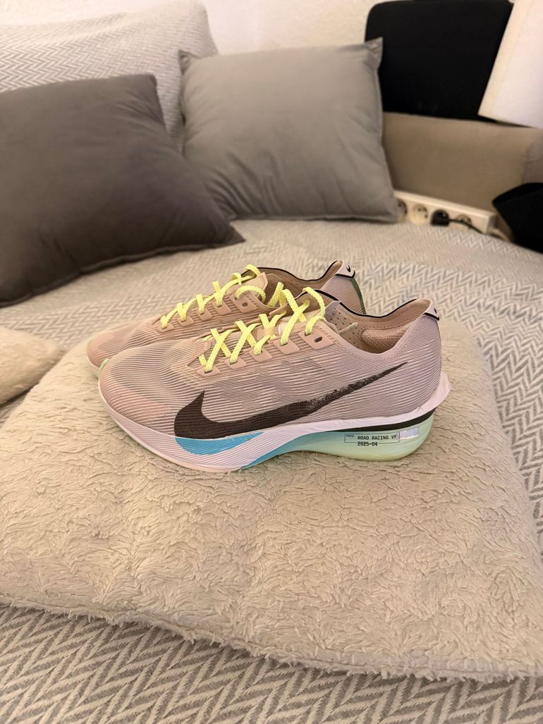 Used 2025 Vaporfly bike — image 2 of 10