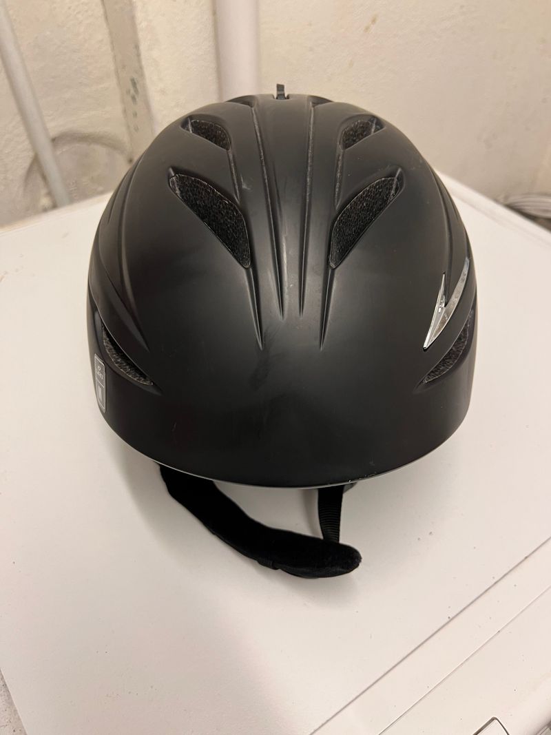 Used Giro 10 Ski Helmet 2014 Wintersport Accessories