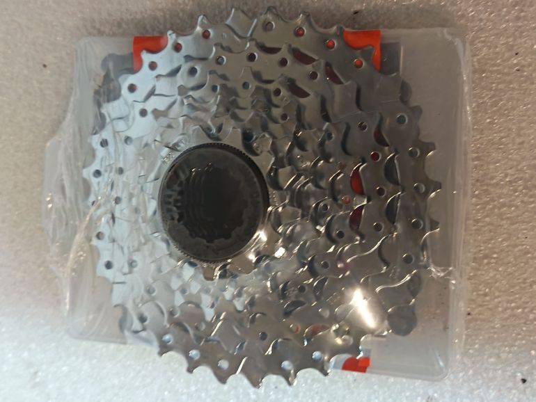 Used Sram Cassette Chaîne 8 vitesse 2025 bike — image 1 of 4