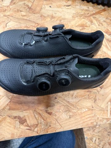 Used 2025 Bontrager Trek road shoes 39 Cycling Shoes
