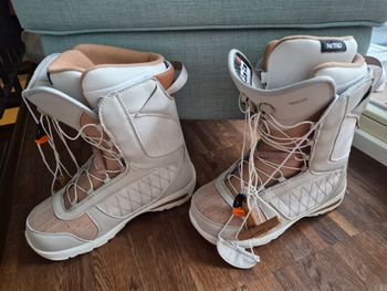 Used Nitro Flora TLS Women's Snowboard Boot bike — image 2 of 9