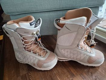 Used Nitro Flora TLS Women's Snowboard Boot bike — image 3 of 9