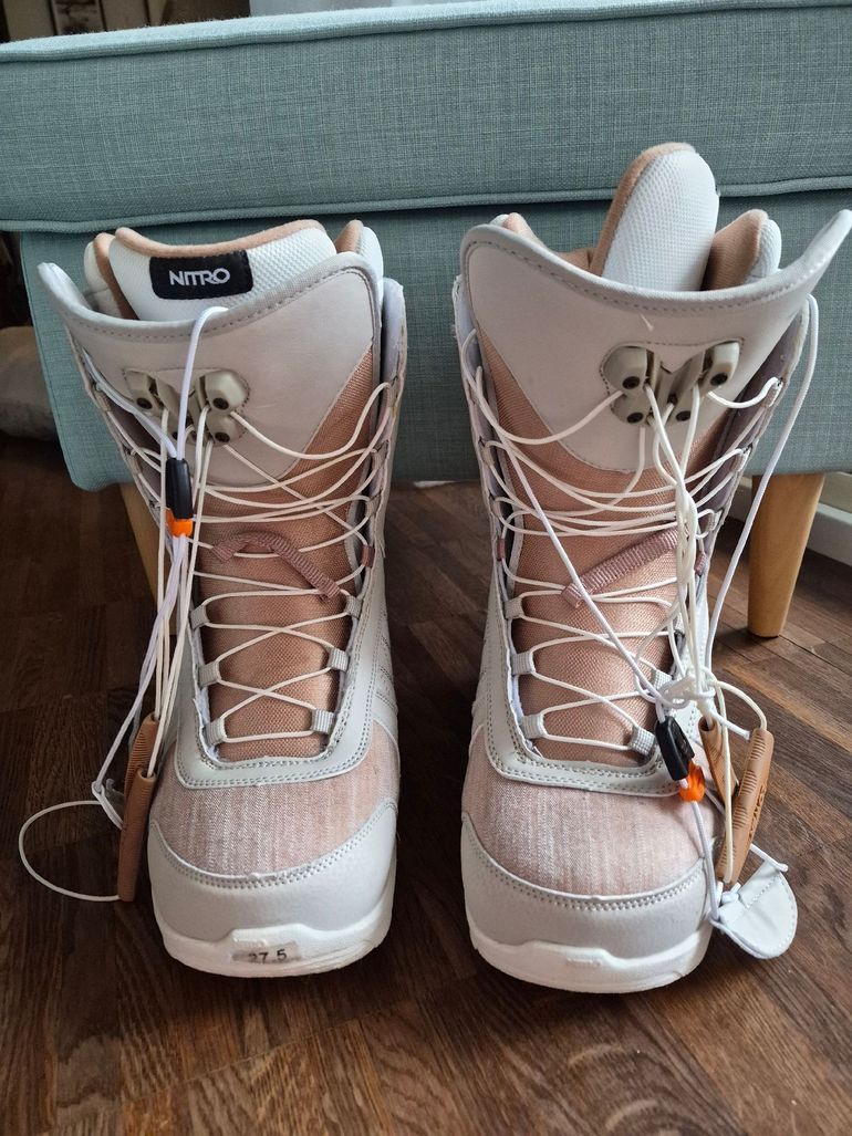 Used Nitro Flora TLS Women's Snowboard Boot bike — image 1 of 9