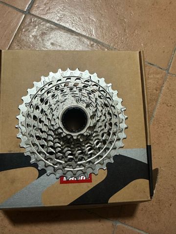 Gebrauchtes 2025 Red E1 10/36 Cassette Drivetrain & Pedals