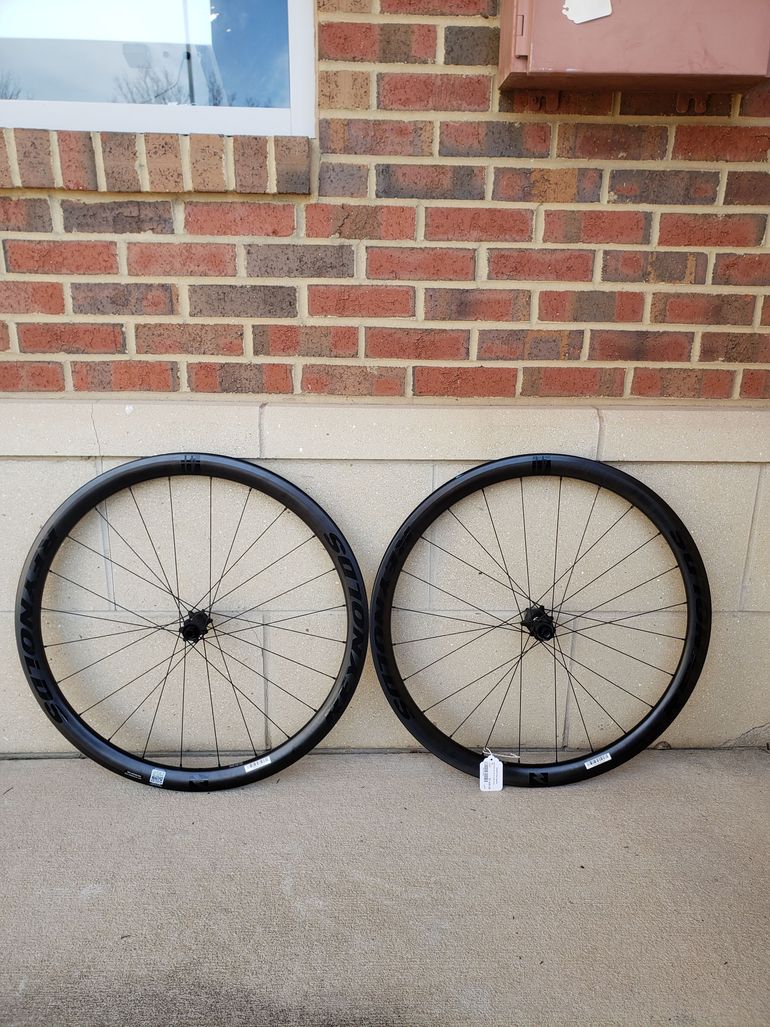 Used Reynolds AR 41 Carbon Road Wheelset bike — image 1 of 3