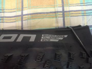 Schwalbe Rocket Ron 29x2.25 TLE Folding Evolution Super Race Addix Speed bike d'occasion — image 2 sur 5