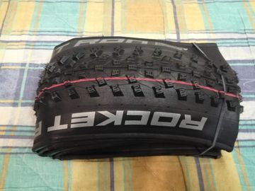 Schwalbe Rocket Ron 29x2.25 TLE Folding Evolution Super Race Addix Speed Tyres & Tubes d'occasion