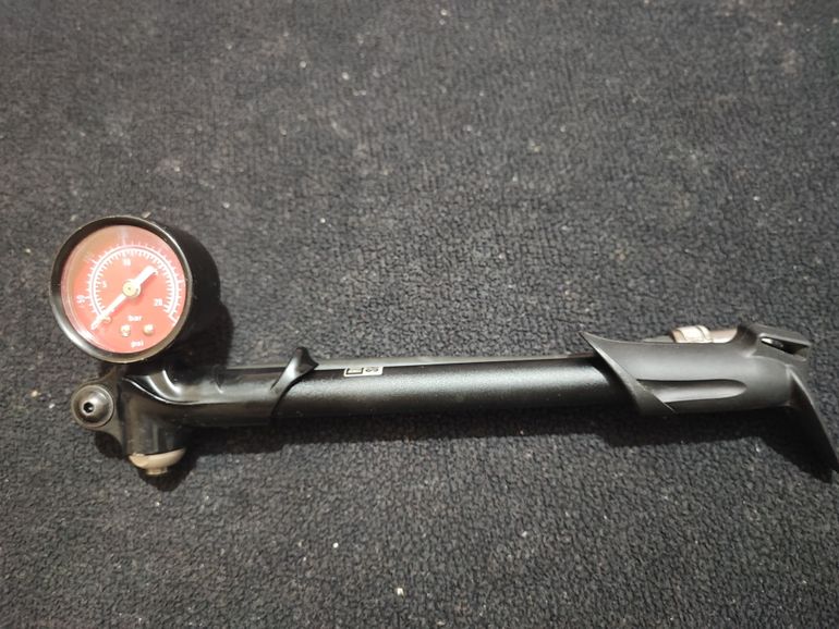Used Rock Shox bomba de aire amortiguador y horquilla 2024 bike — image 3 of 3