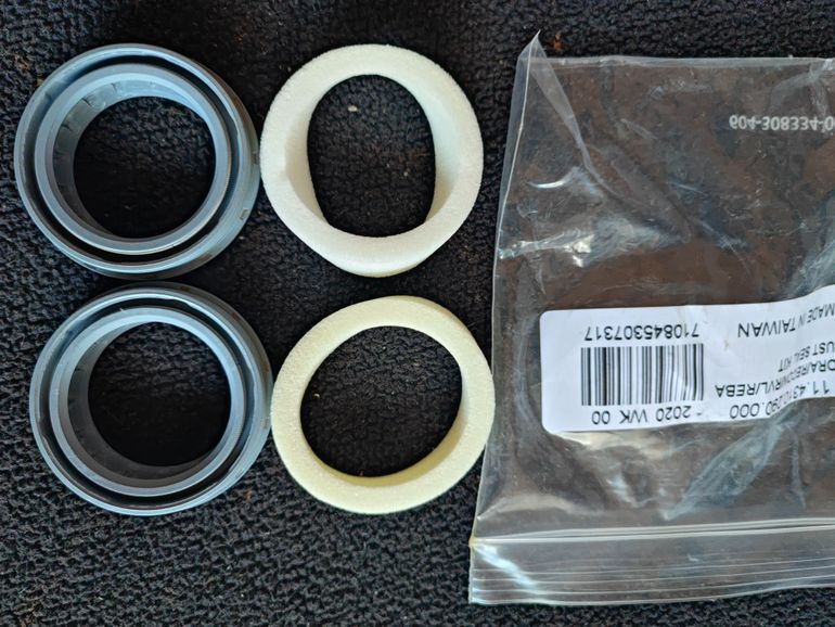 Used Rock Shox retenes horquilla bike — image 1 of 2