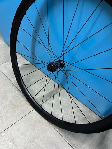 Tweedehands Bontrager Aeolus Pro 37 TLR Disc Road Wheel bike — afbeelding 3 van 5