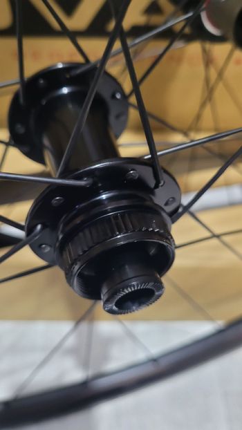 Used 2025 R3 700c Carbon Wheels bike — image 4 of 5
