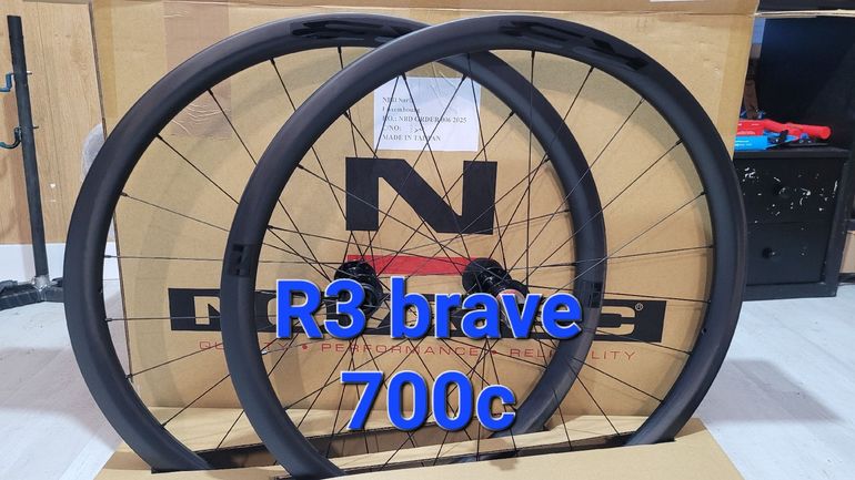 Used 2025 R3 700c Carbon Wheels bike — image 1 of 5