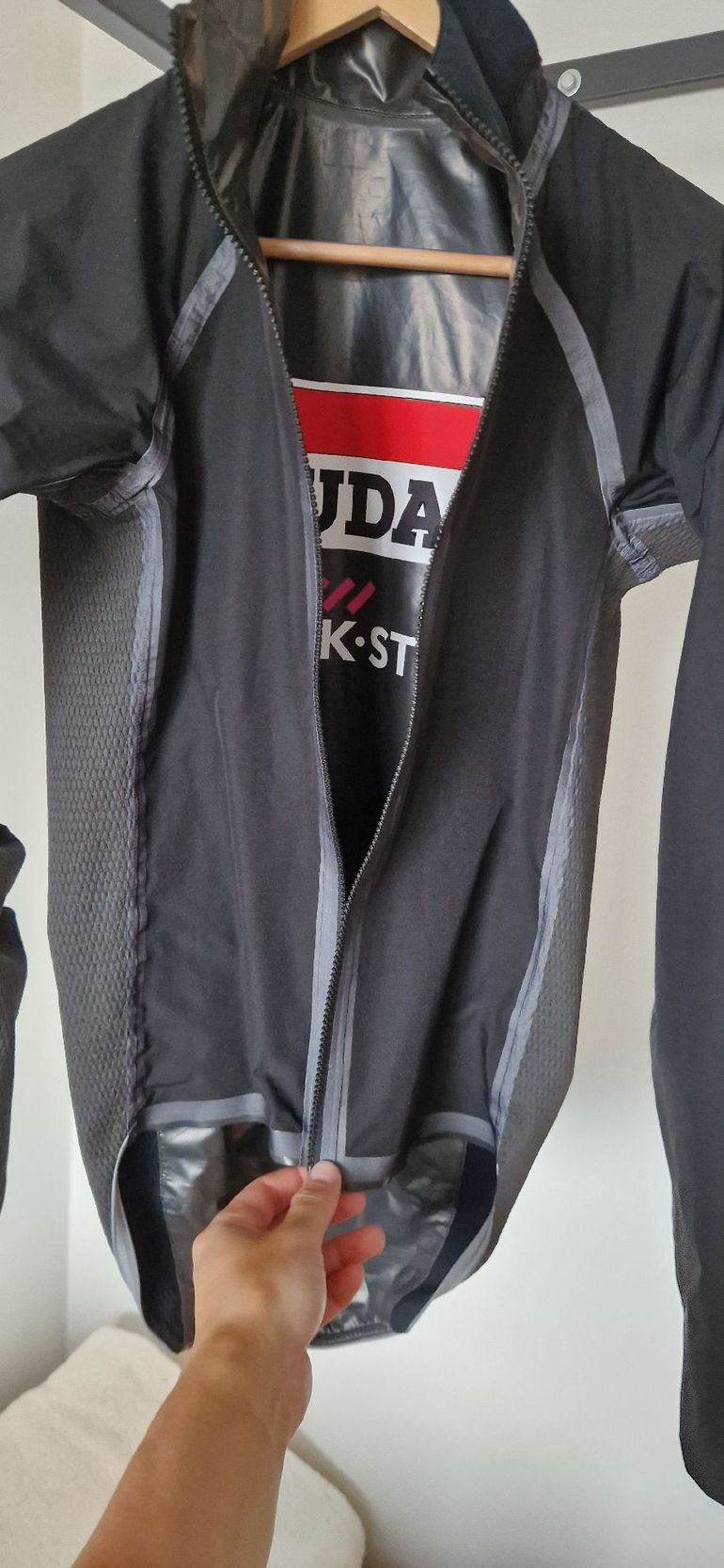 Used 2024 castelli slicker PRO rain jacket bike — image 13 of 15