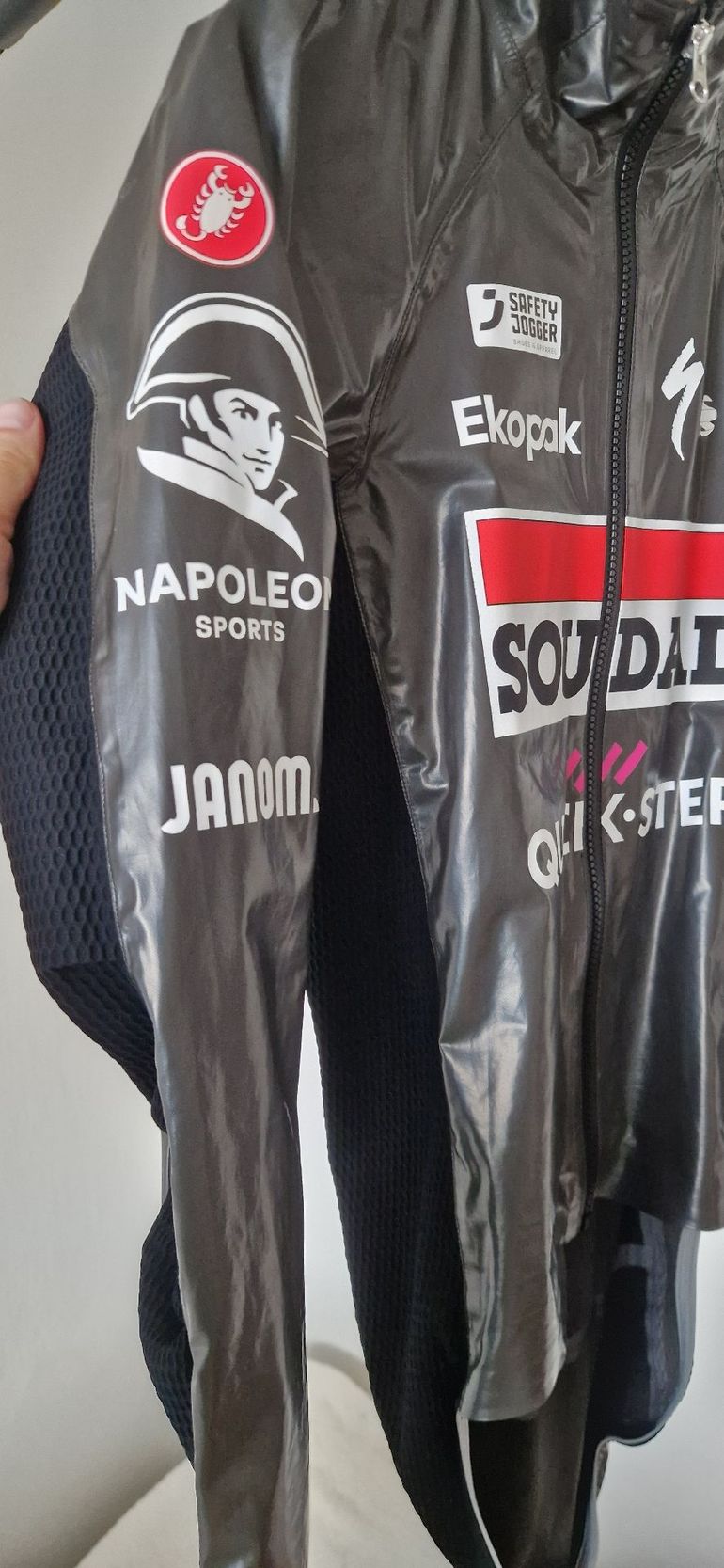 Used 2024 castelli slicker PRO rain jacket bike — image 7 of 15