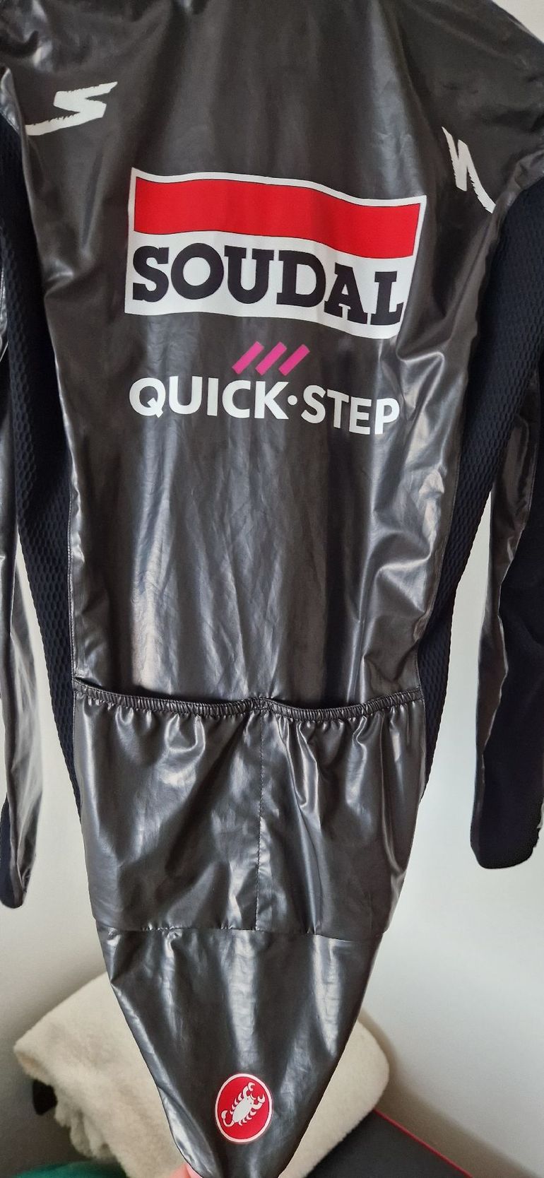 Used 2024 castelli slicker PRO rain jacket bike — image 9 of 15