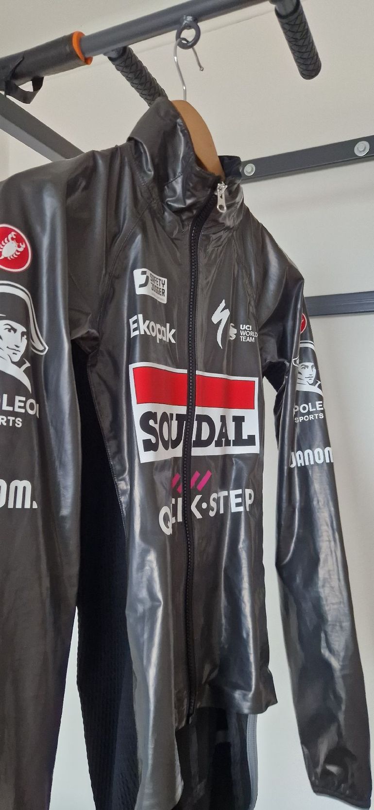 Used 2024 castelli slicker PRO rain jacket bike — image 6 of 15