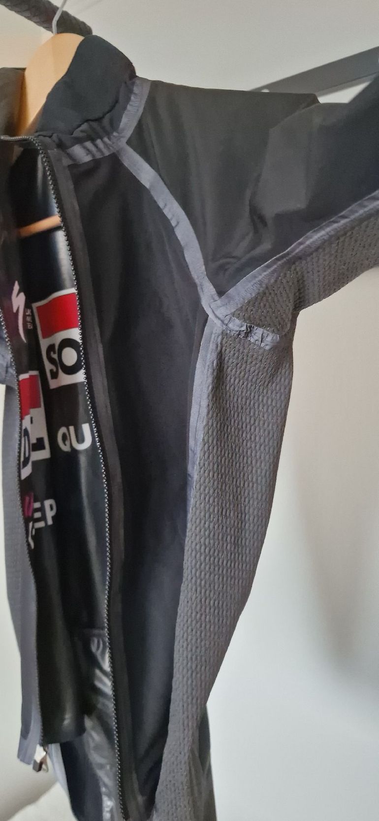 Used 2024 castelli slicker PRO rain jacket bike — image 15 of 15