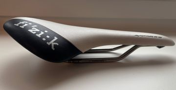 Fizik Antares Road Bike Saddle 180g bike d'occasion — image 2 sur 7