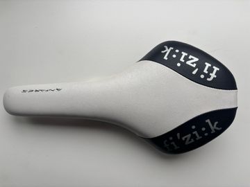 Fizik Antares Road Bike Saddle 180g bike d'occasion — image 5 sur 7