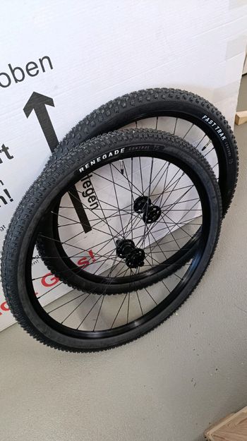 Used Specialized Alloy Tubeless ready 25mm internal width 2024 bike — image 1 of 4