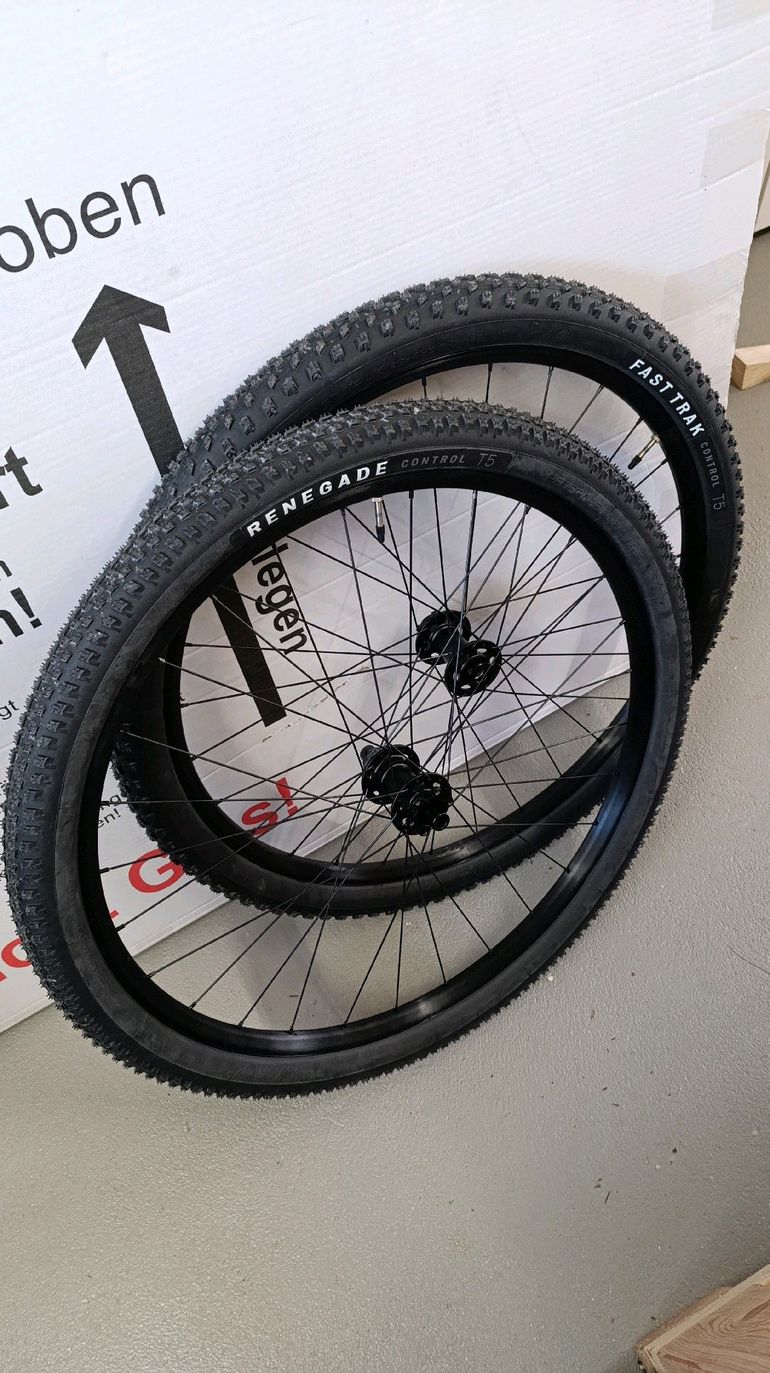 Used Specialized Alloy Tubeless ready 25mm internal width 2024 bike — image 1 of 4