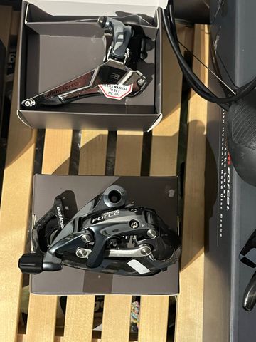 Used Sram Force 22 Yaw Doubletap Disc 2-11V bike — image 8 of 9