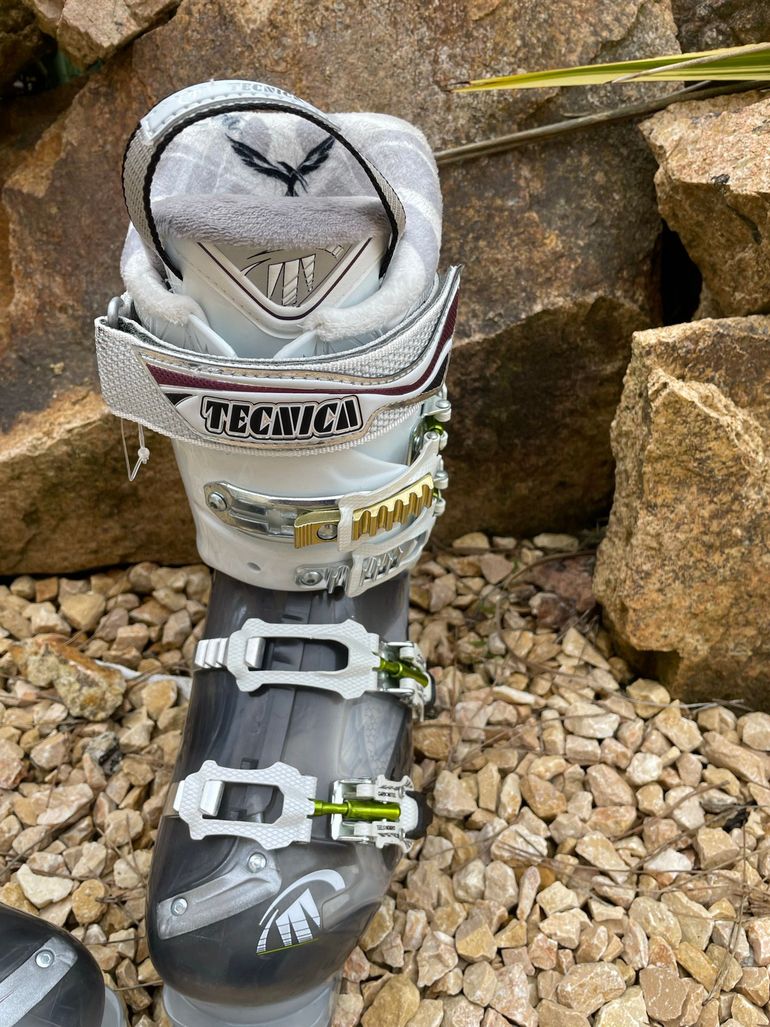 Used 2012 Viva Phoenix 12 Air Shell 23.5 bike — image 3 of 11