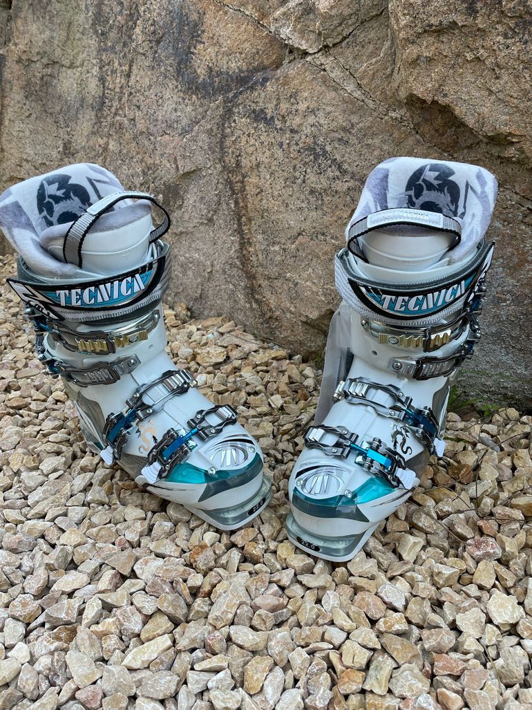 Used Tecnica Dragon 100 Ski Boots 275mm bike — image 1 of 12
