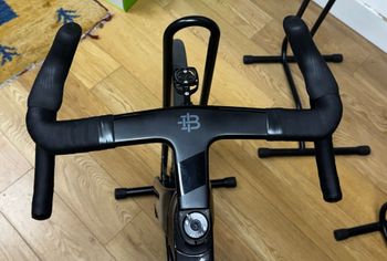 Black Inc, Manubrio integrato